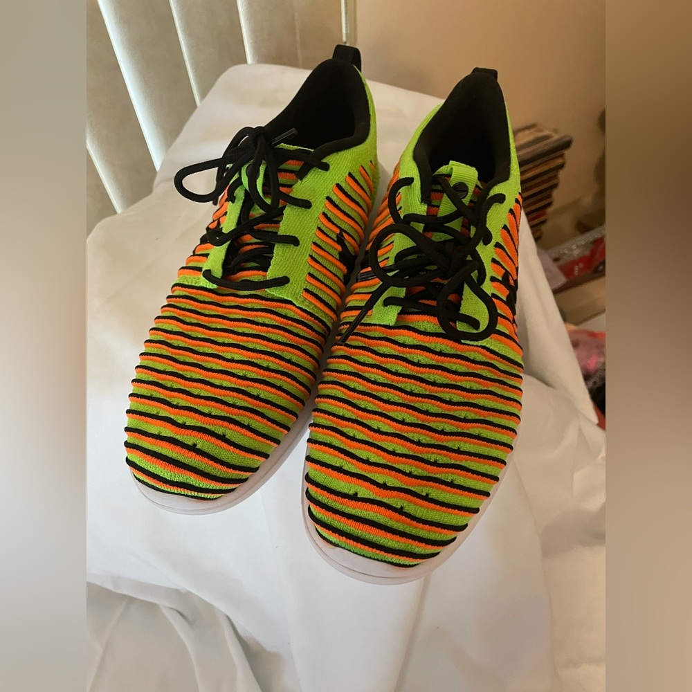 NIKE ROSHE TWO NEW WITHOUT TAGS SIZE 5 YOUTH